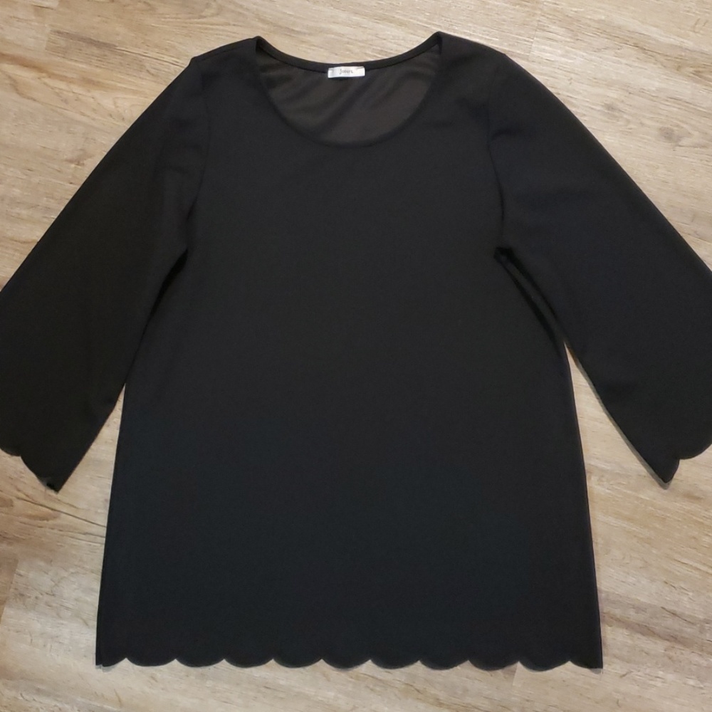 Boutique scallop sleeve
